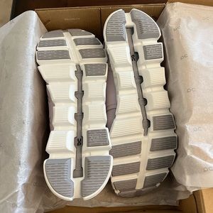 Brand new women’s cloud 5 sneakers size 9w